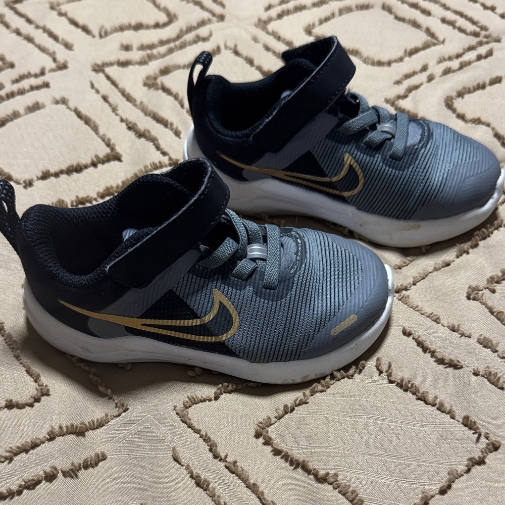 Nike Kids Gray and Black Sneakers with Gold Swoosh size 7c